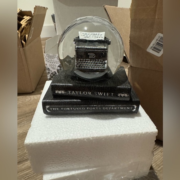 TAYLOR SWIFT THE TORTURED POETS DEPARTMENT SNOWGLOBE - Picture 4 of 16
